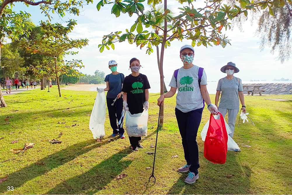 Volunteers in Vegetarian T-shirts picked up trash at the beach park. (Photo by Alice Lee Choy San)