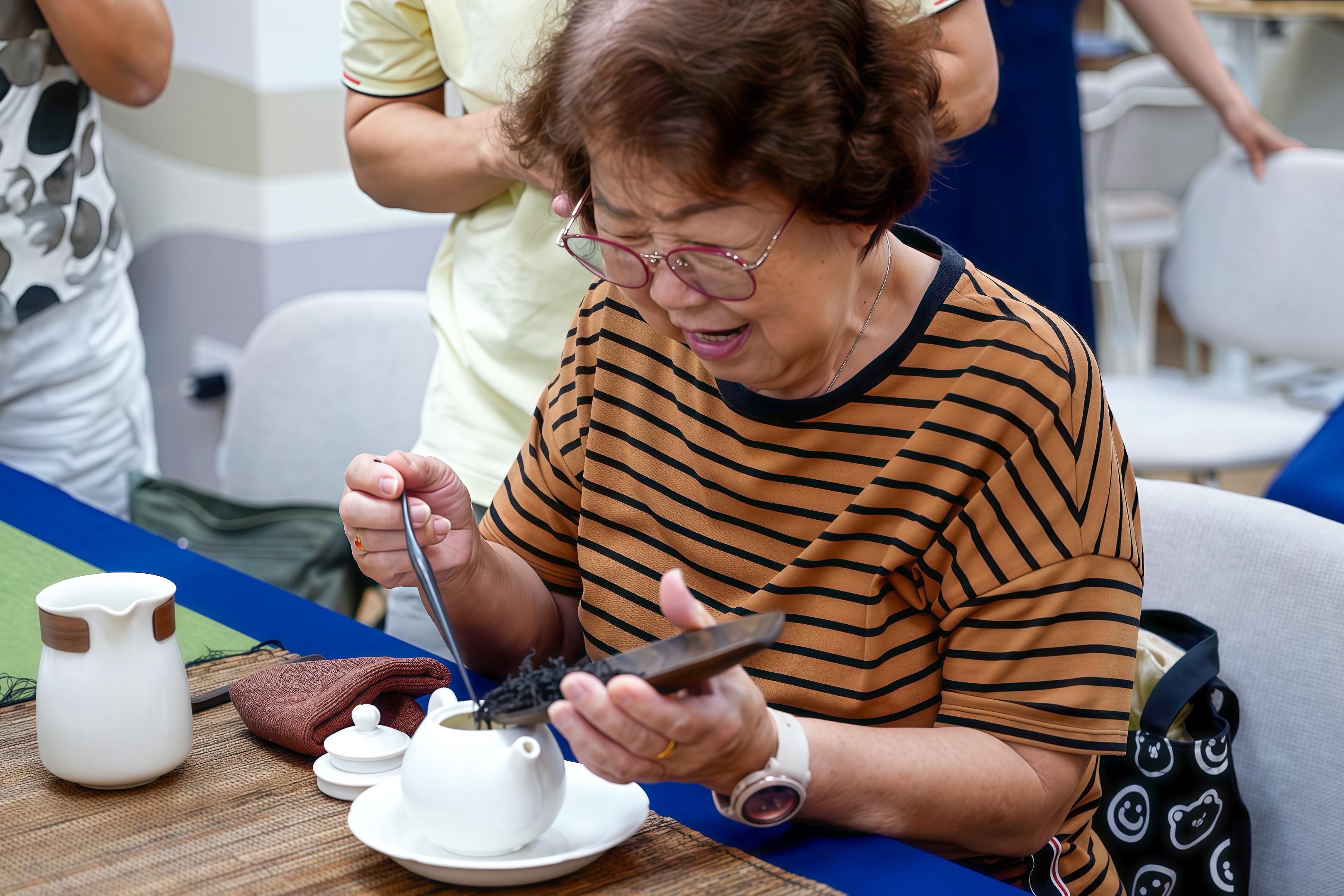 The tea appreciation class offers seniors a chance to find calm and experience the art of tea. (Photo by Stanley Xu) 