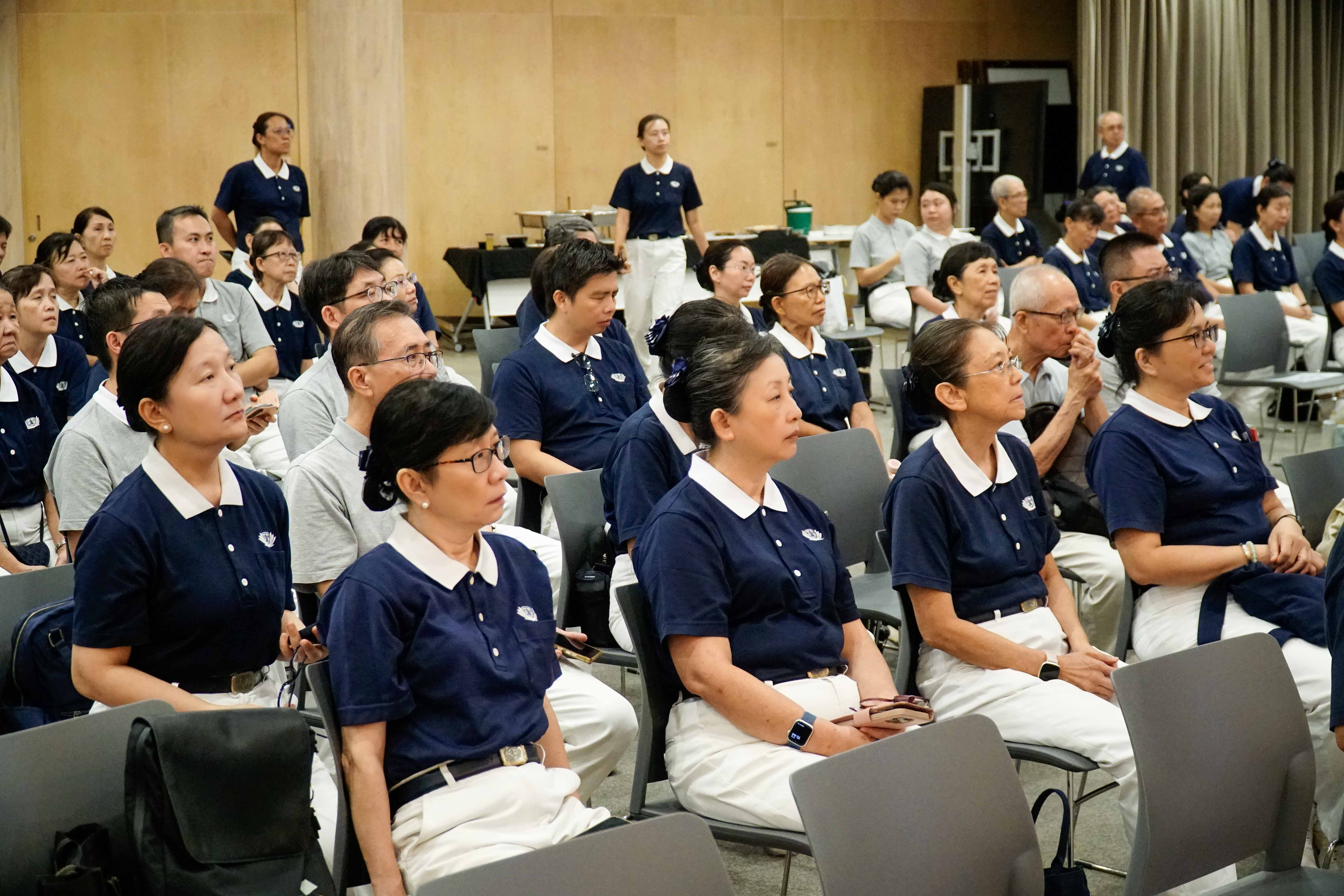 联谊过程中，与会者专心听讲。摄/ 郑炳荣