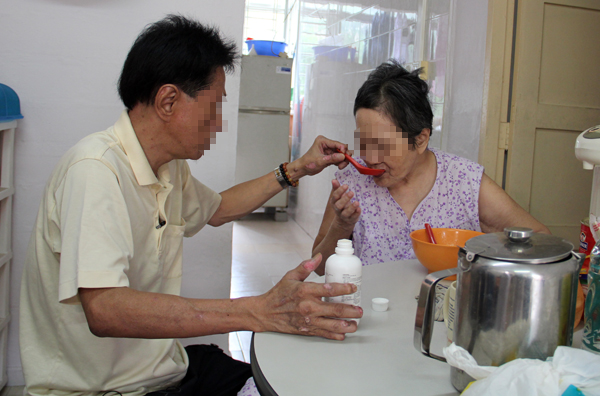 侍母至孝不离弃  行谊长存在人间