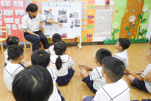 吃白粥投竹筒 幼儿学造福