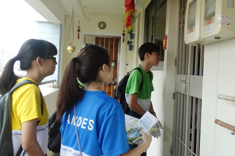 Secondary School Students Share Tips on Saving Water with Residents 