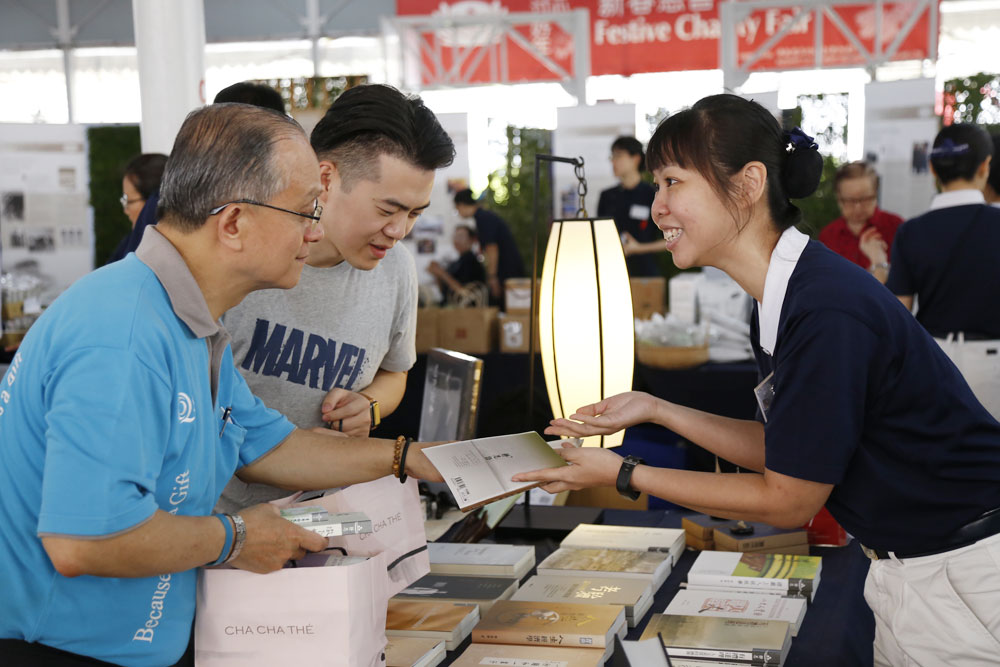 会众领着环保袋参与义卖会，以行动支持环保。摄 / 李副腆