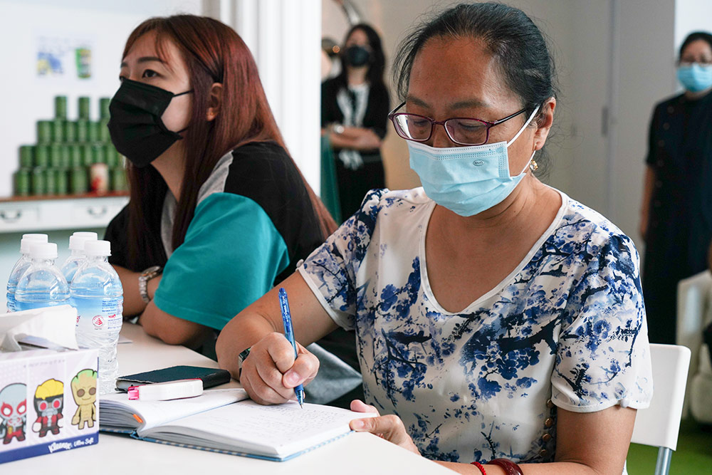 Being in the company for more than ten years, Chen Yi (right) has attended countless events held by Tzu Chi. However, she remains diligent in taking down points from the session and learns a lot every time. 