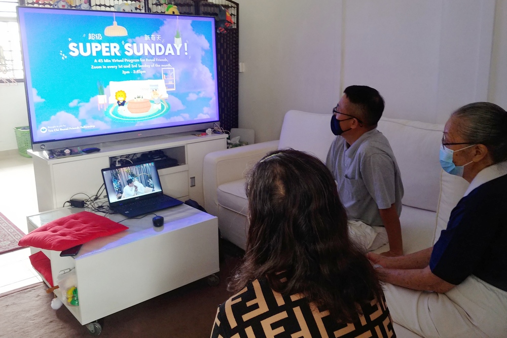 Volunteers accompanying an end-stage CKD patient as they attended virtual enrichment activities organised as part of “Super Sunday”. (Photo by Chong Yujia)